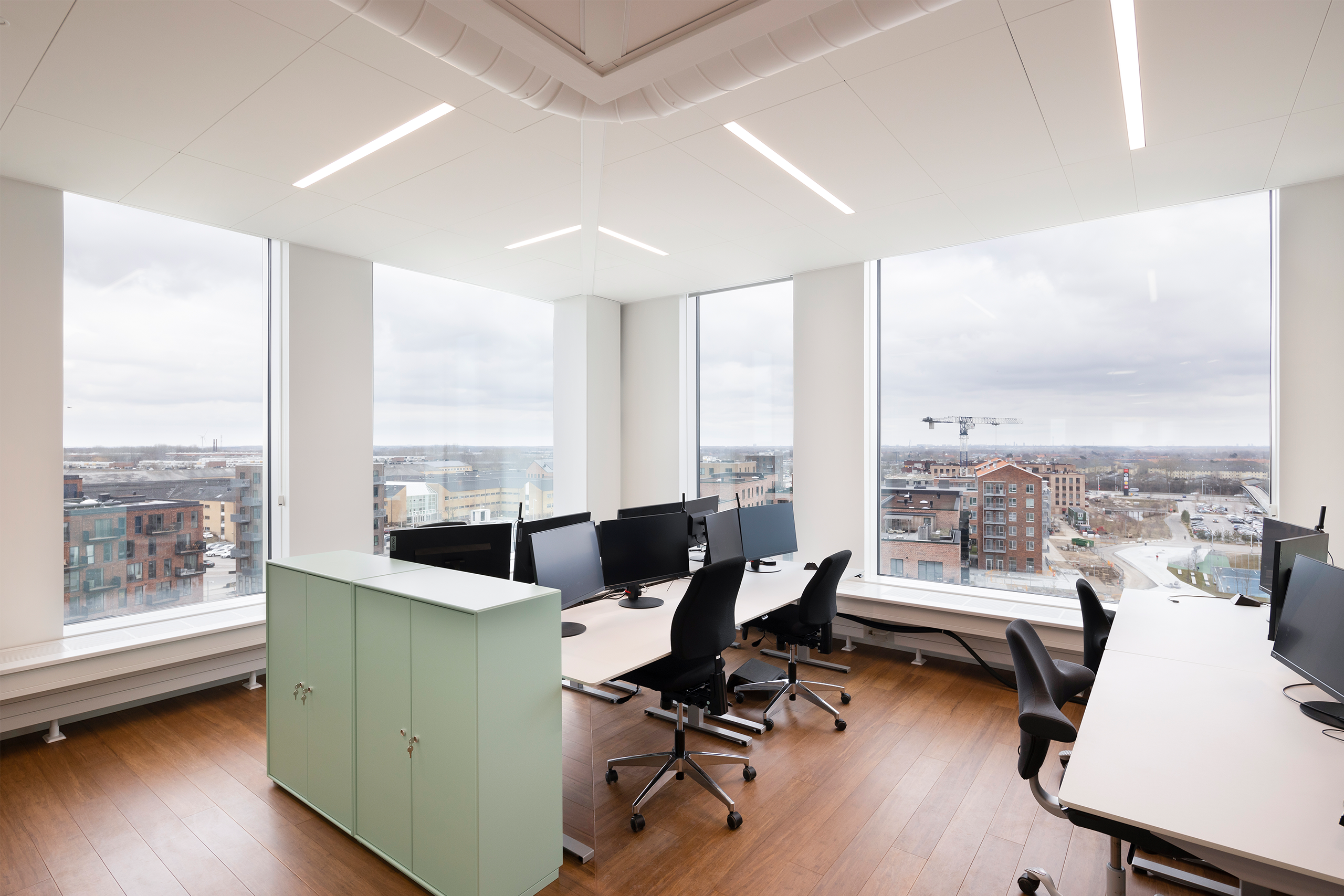 Bürobeleuchtung mit professioneller Beleuchtungssteuerung, um eine optimale Arbeitsumgebung zu schaffen